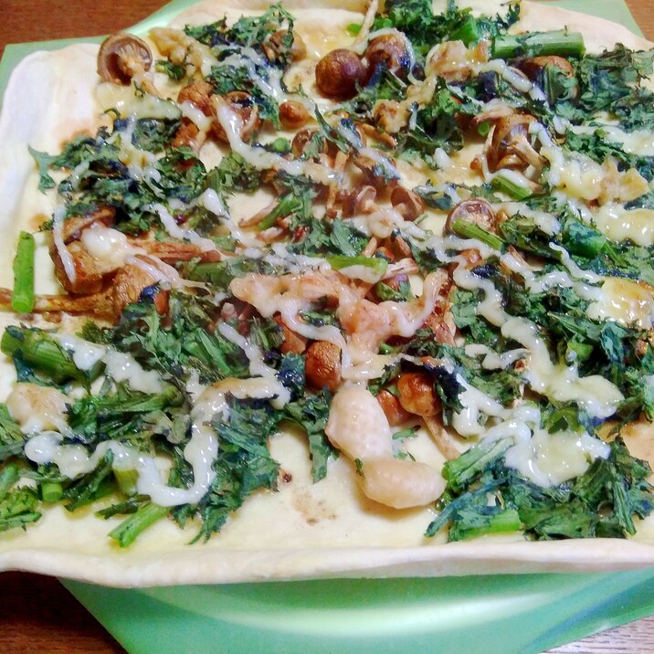 菊菜となめこ、鶏皮のマヨ醤油ピザ